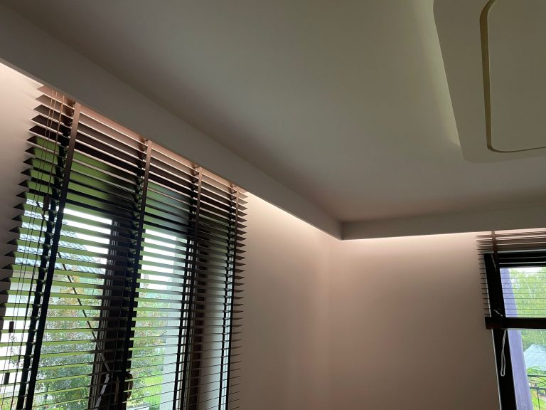 Oświetlenie LED przy suficie i rolety okienne w remontowanym domu w Rudniku nad Sanem