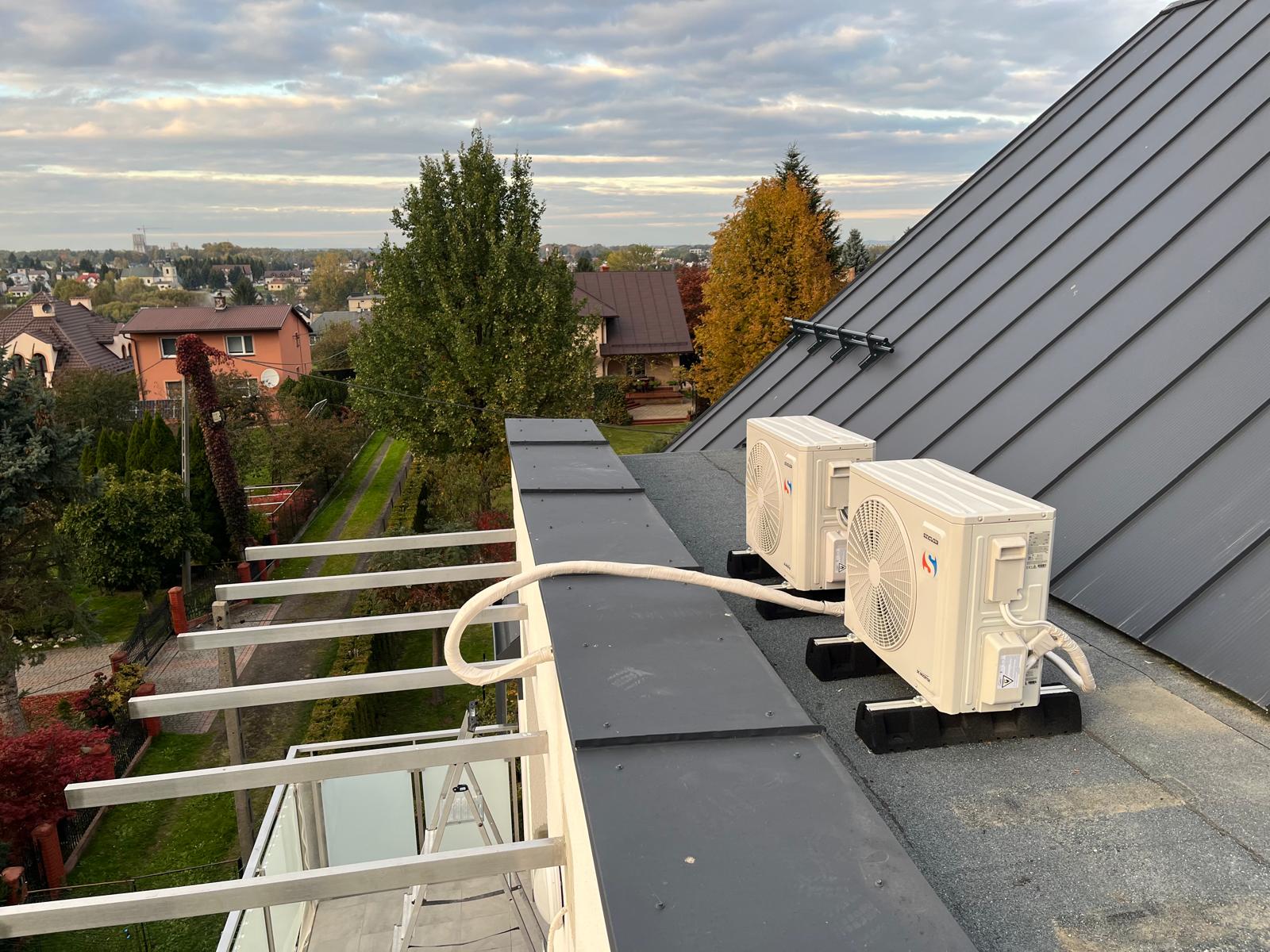 Jednostki zewnętrzne klimatyzacji zamontowane na dachu płaskim
