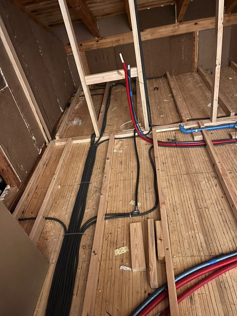 Instalacja elektryczna rozłożona na podłodze 