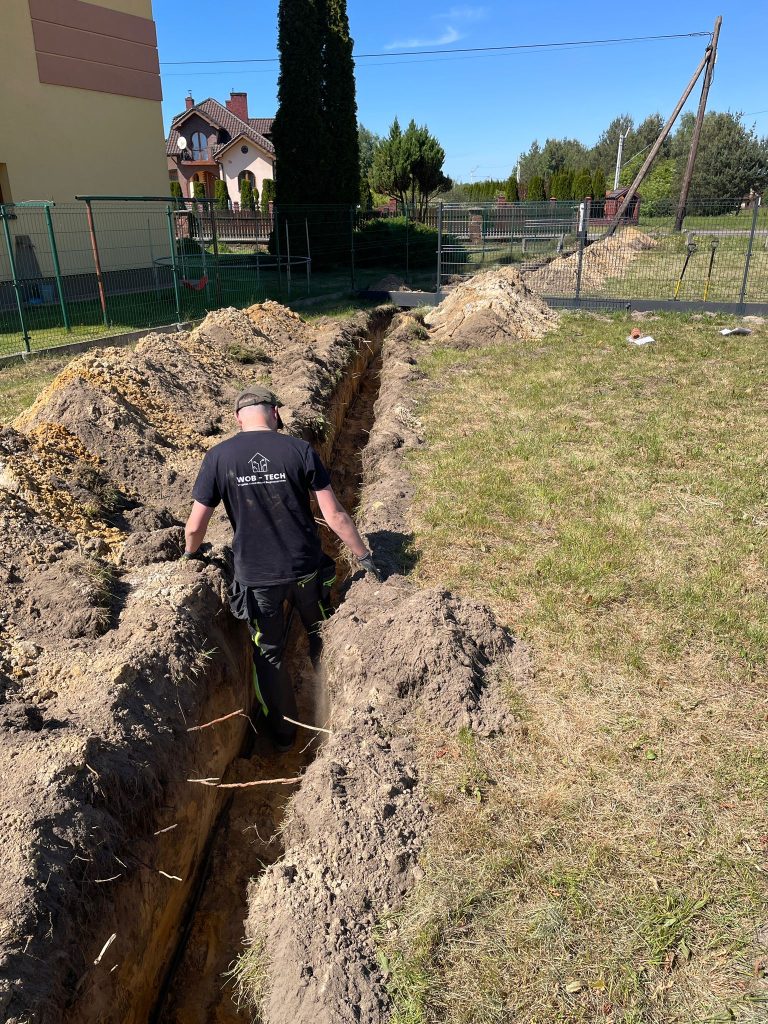 Instalator WOB Tech podczas prac w wykopie przy prowadzeniu instalacji w Zaklikowie