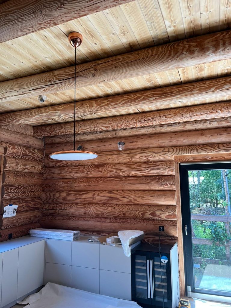 Lampa wisząca w kuchni domu z bali w Wilczej Woli podczas prac wykończeniowych