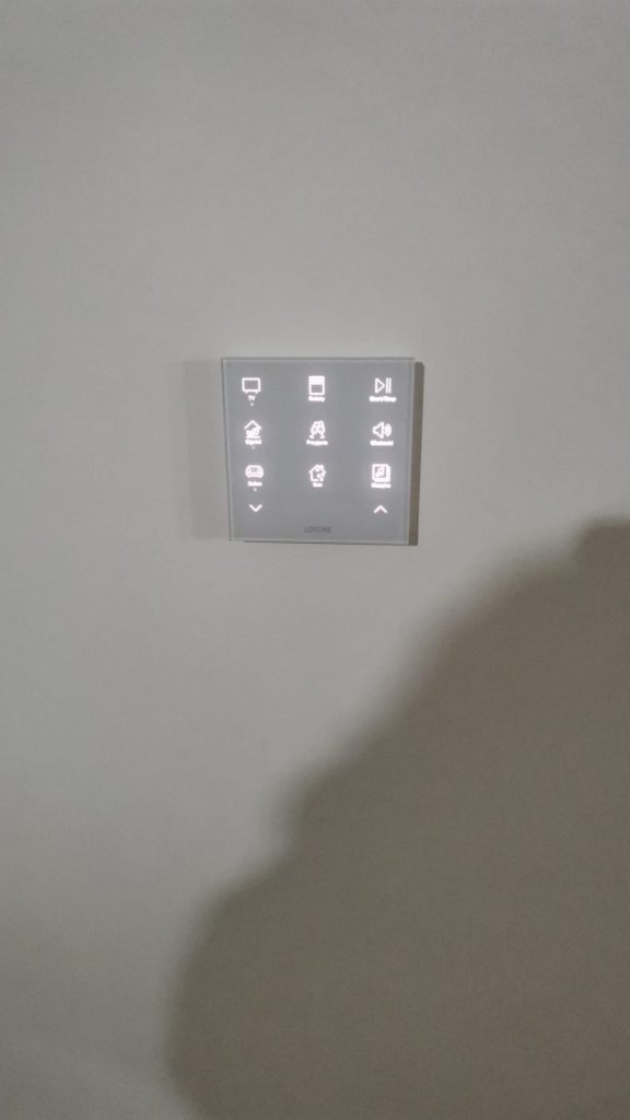 Podświetlany panel sterowania Loxone na ścianie domu jednorodzinnego w Zaklikowie